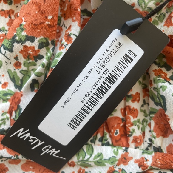 Cute form fitting dress - Picture 5 of 5